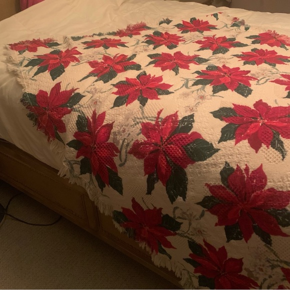 Christmas Throw Red and Green Pointsettias on Cream Background 40” by 50” Clean! - Picture 5 of 7